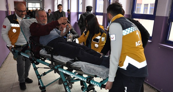 Kars’ta hasta yatağından kalktı, ambulansla oy kullanmaya gitti