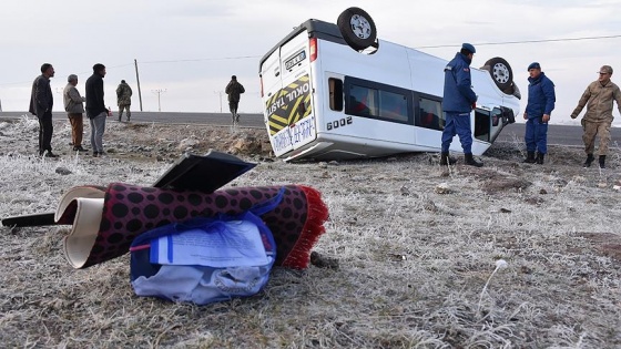 Kars'ta öğrenci servisi devrildi: 13 yaralı