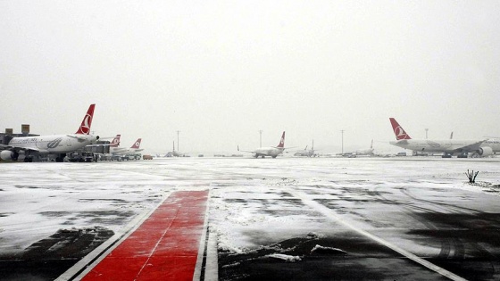 Kars ve Ağrı'da hava ulaşımına kar engeli