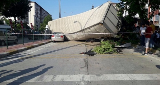 Karşı şeride geçen tır 6 otomobili biçti: 8 yaralı