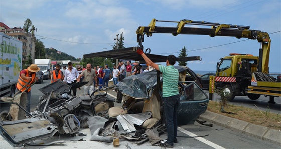 Karşı şerite geçen otomobil ikiye bölündü: 1 ölü, 12 yaralı