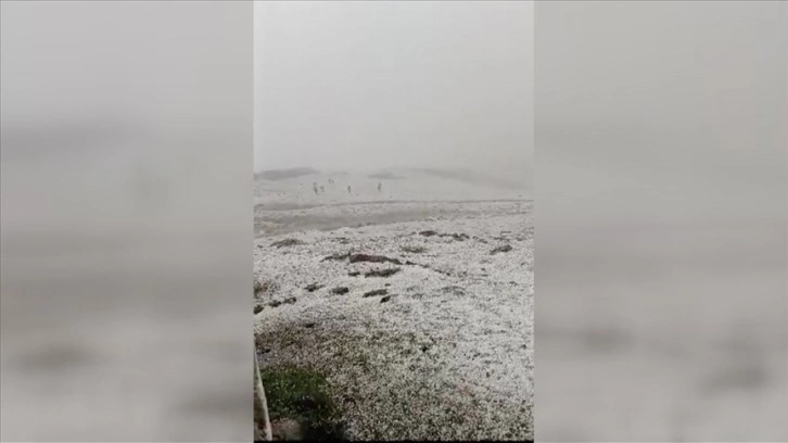 Kars’ın Tuygun köyü yaylası dolu ve karla beyaza büründü