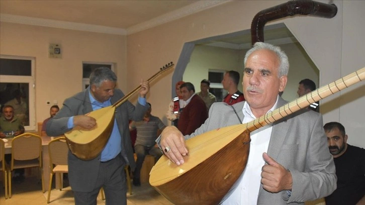 Karslı aşıklar köydeki erkekleri kadına yönelik şiddete karşı atışmayla uyardı