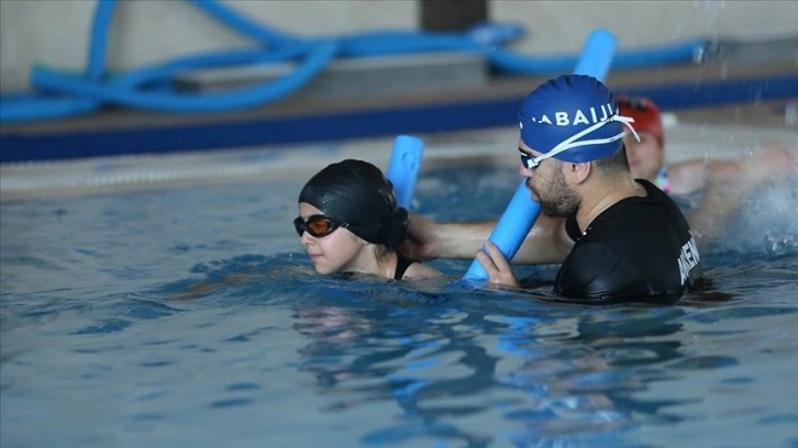 Karslı çocuklar 'soğuk kentin sıcak havuzu'nda spor yapıyor