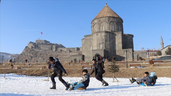 Karslı çocukların bidonlarla kızak eğlencesi