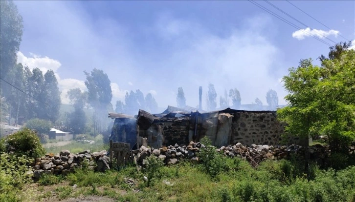 Kars'ta bir ev ile 3 ahır ve samanlık yandı