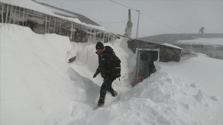 Kars'ta kapısı kardan kapanan evde mahsur kalan aile kurtarıldı