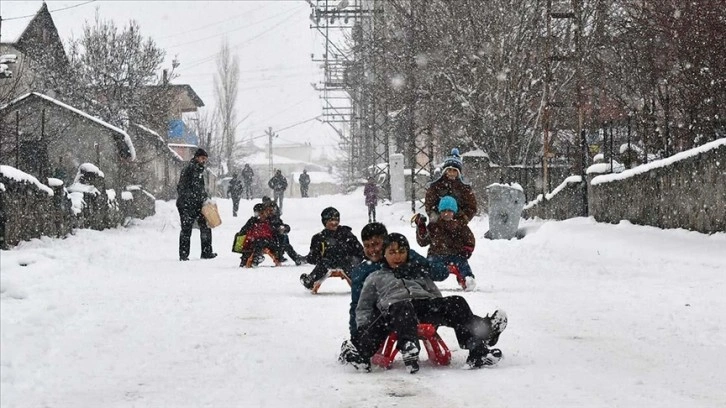 Kars'ta kar tatilini fırsat bilen çocuklar kızakla kayıp kar topu oynadı