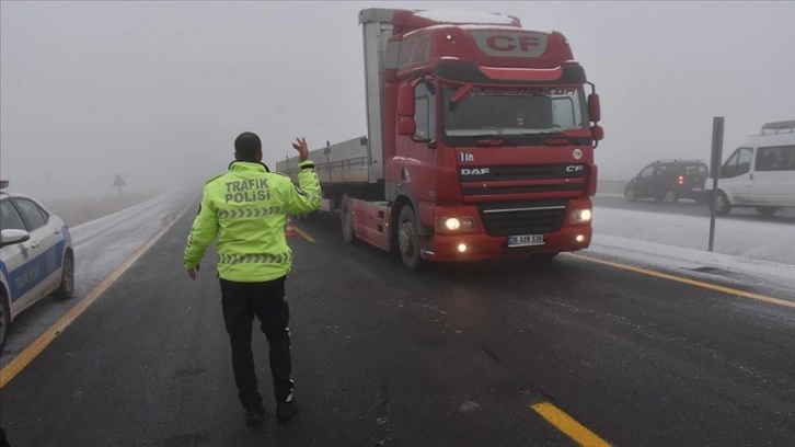 Kars'ta kar ve buzlanma nedeniyle tırlar yolda kaldı