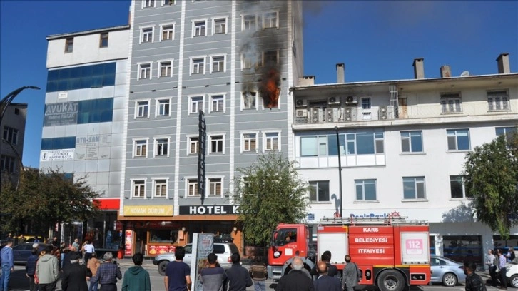 Kars'ta otelde çıkan yangın söndürüldü