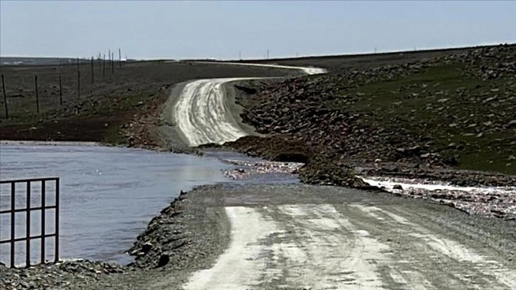 Kars'ta sel nedeniyle iki köy yolu ulaşıma kapandı