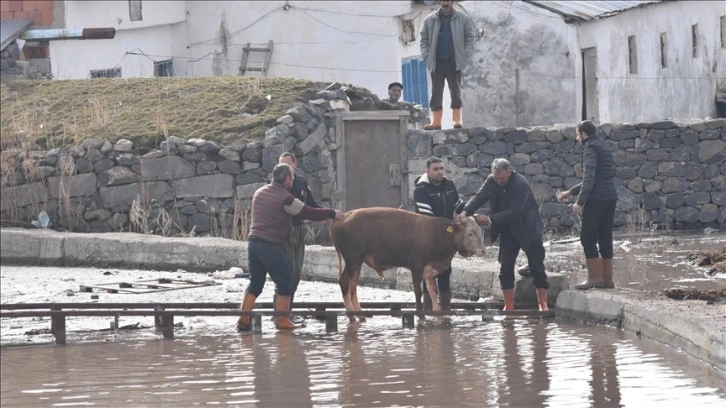 Kars’ta su taşkını yaşanan mahallede ekiplerin çalışmaları yeniden başladı