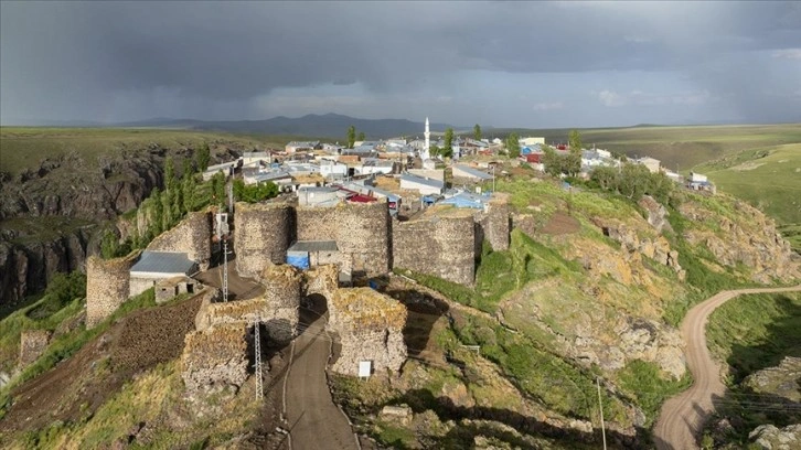 Kars'taki "kale köy" yıllardır Tunçkaya köyü sakinlerini ağırlıyor