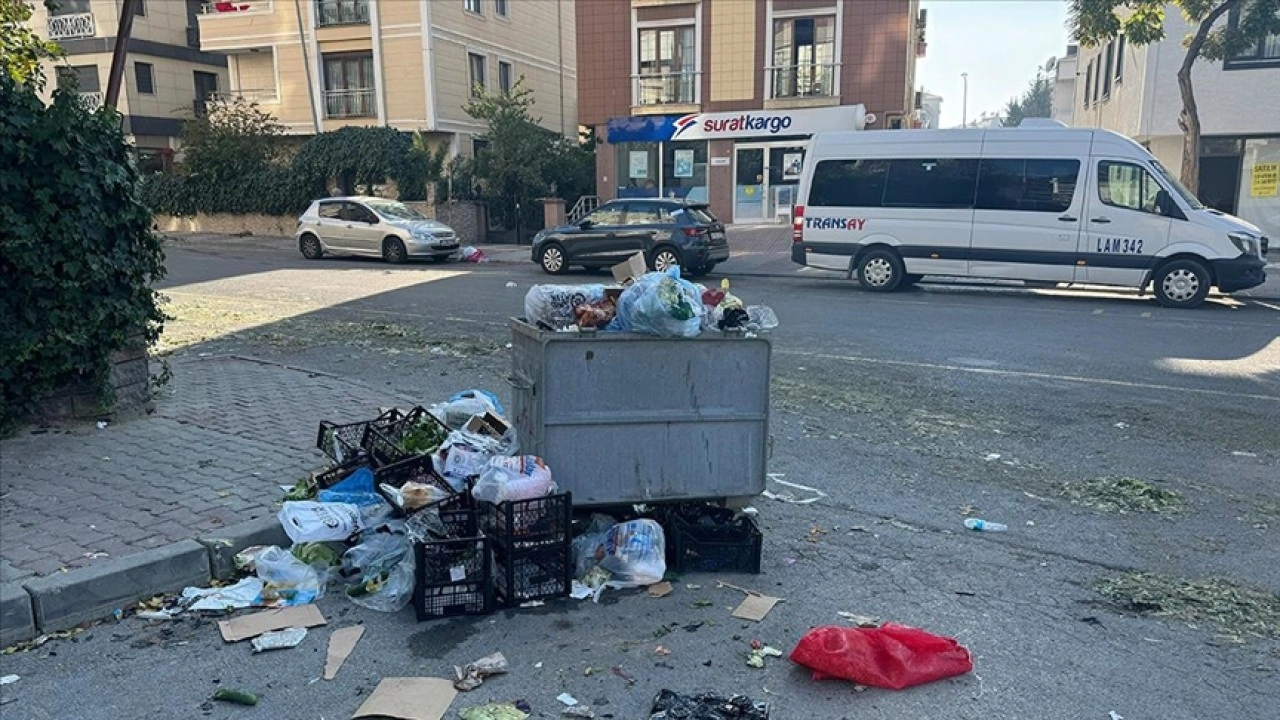 Kartal'da işçilerin grevi nedeniyle çöp yığınları oluştu