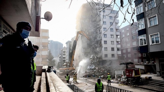 Kartal'da riskli binaların yıkımı sürüyor