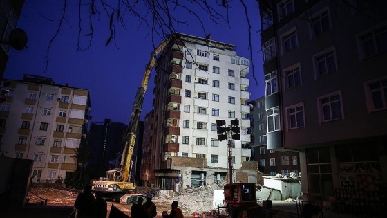 Kartal&#039;da riskli binanın yıkımı sürüyor