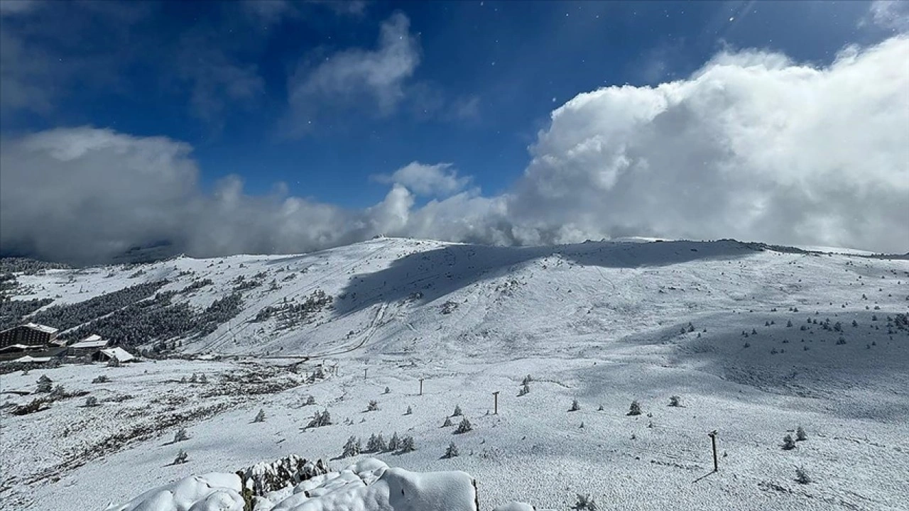 Kartalkaya'da kar kalınlığı 15 santimetreye ulaştı