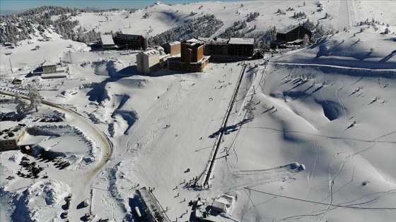 Kartalkaya'da pistlerde kar kalınlığı 2 metre 30 santimetreye ulaştı