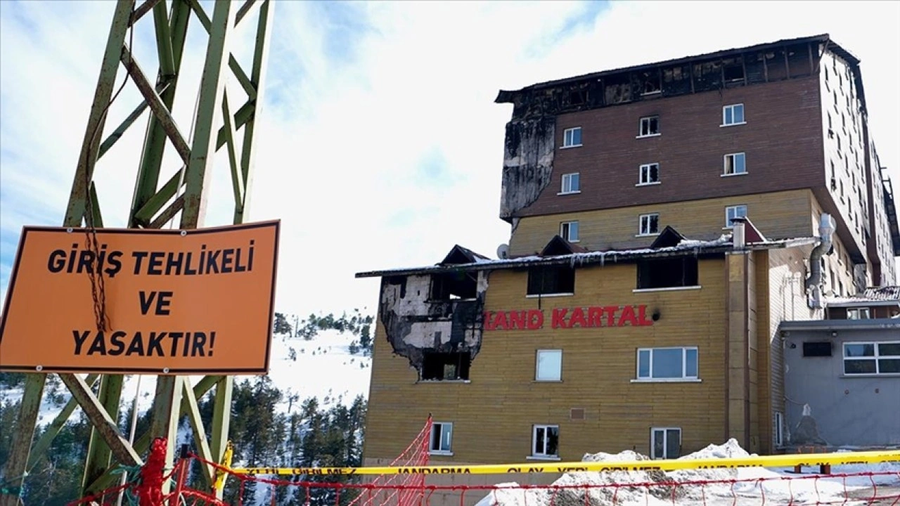 Kartalkaya'da yangın çıkan otelde Bakanlık ve AFAD heyeti inceleme yaptı