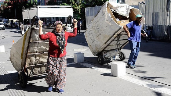 Karton toplayarak hayatlarını kazanıyorlar