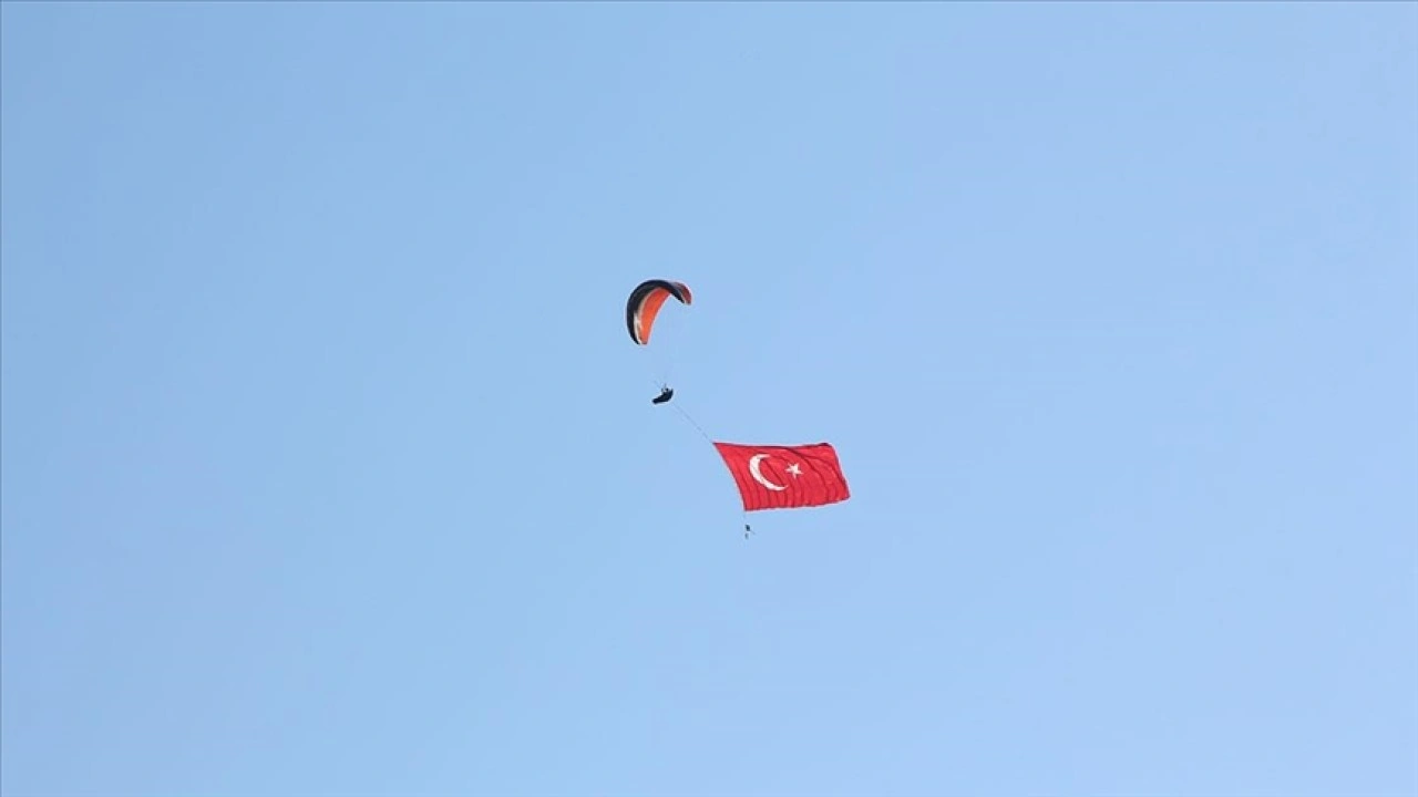 Kaş'ta 101 paraşütçü 