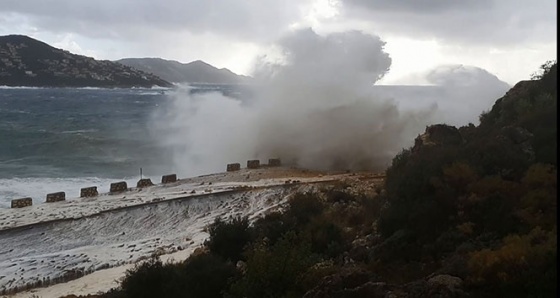 Kaş'ta dev dalgalar ulaşımı aksattı