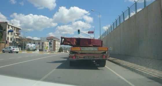 Kasasındaki demir parçasıyla yolda tehlike saçan tır kamerada