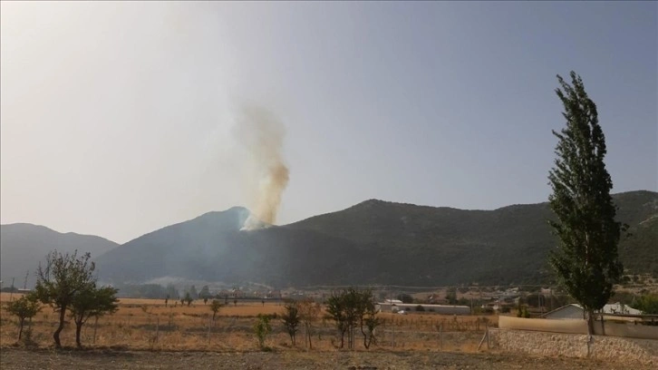 Kaş'ta makilik alandan çıkan yangına müdahale ediliyor