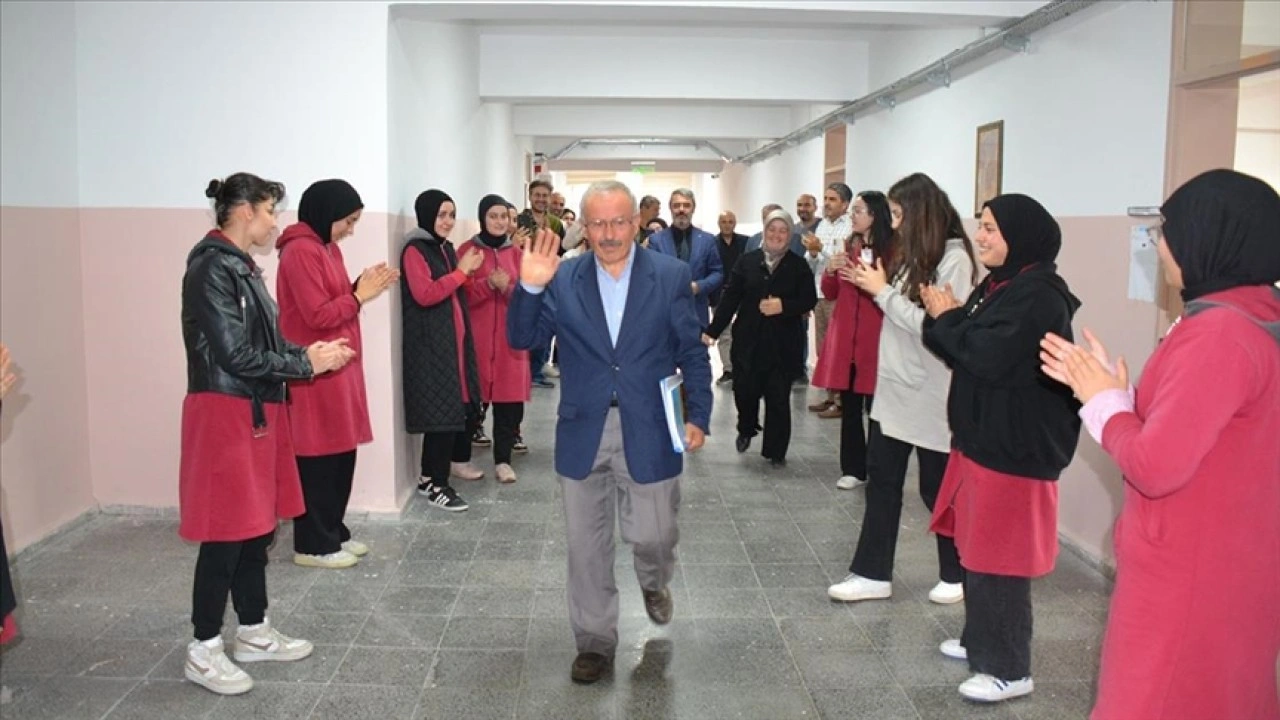 Kastamonu'da 40 yıllık öğretmen alkışlarla emekliliğe uğurlandı