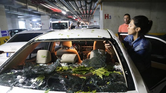 Kastamonu'da dolu ev ve araçlara hasar verdi