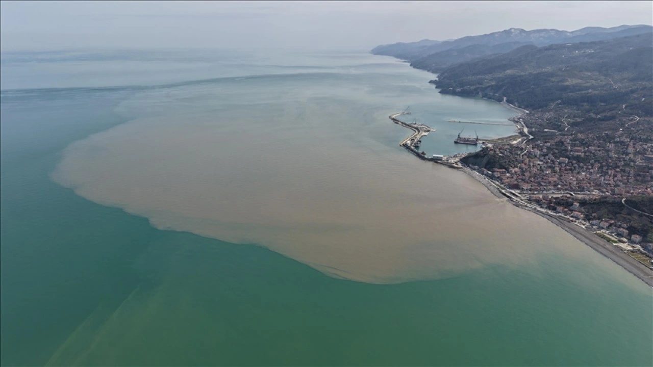 Kastamonu'da eriyen kar suları Karadeniz’in rengini değiştirdi