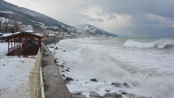 Kastamonu'da etkili olan fırtına nedeniyle Karadeniz'de 4 metre yüksekliğinde dalgalar oluşturdu