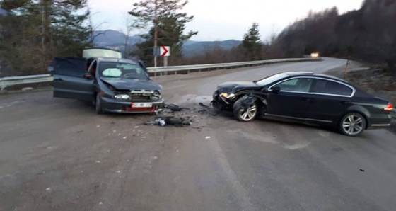 Kastamonu’da iki otomobil kafa kafaya çarpıştı