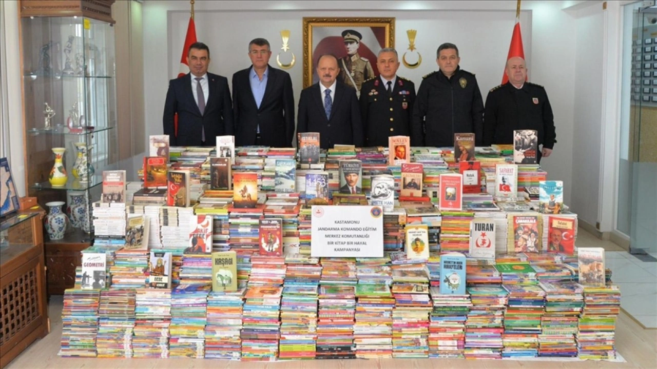 Kastamonu'da komandolardan okul kütüphanelerine 21 bin kitap