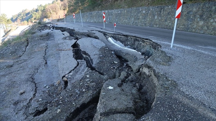 Kastamonu'da eriyen kar heyelana neden oldu