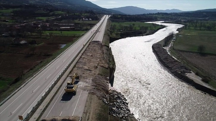 Kastamonu'da heyelan oluşan bölgelerde çalışma yapılıyor