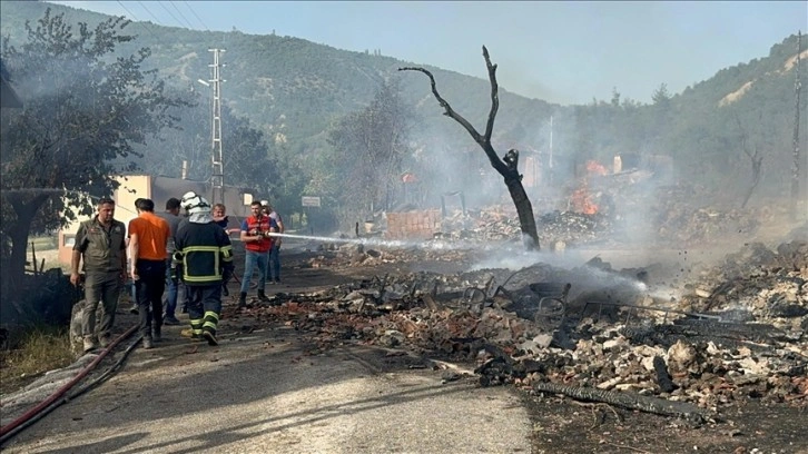 Kastamonu'da köyde çıkan yangında 11 ev yandı