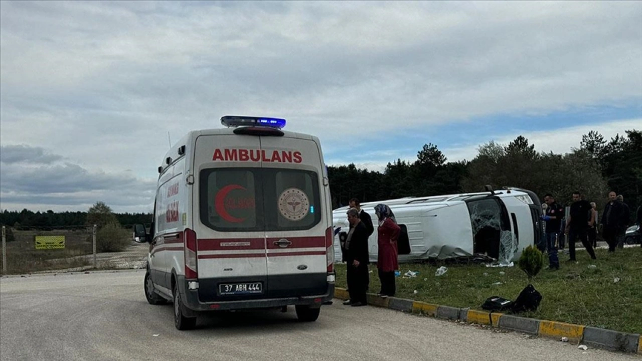 Kastamonu'da okul servisi ile tırın çarpışması sonucu 12'si öğrenci 13 kişi yaralandı