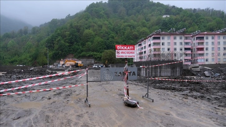 Kastamonu'da seviyesi yükselen çaylar, geçici köprülere zarar verdi