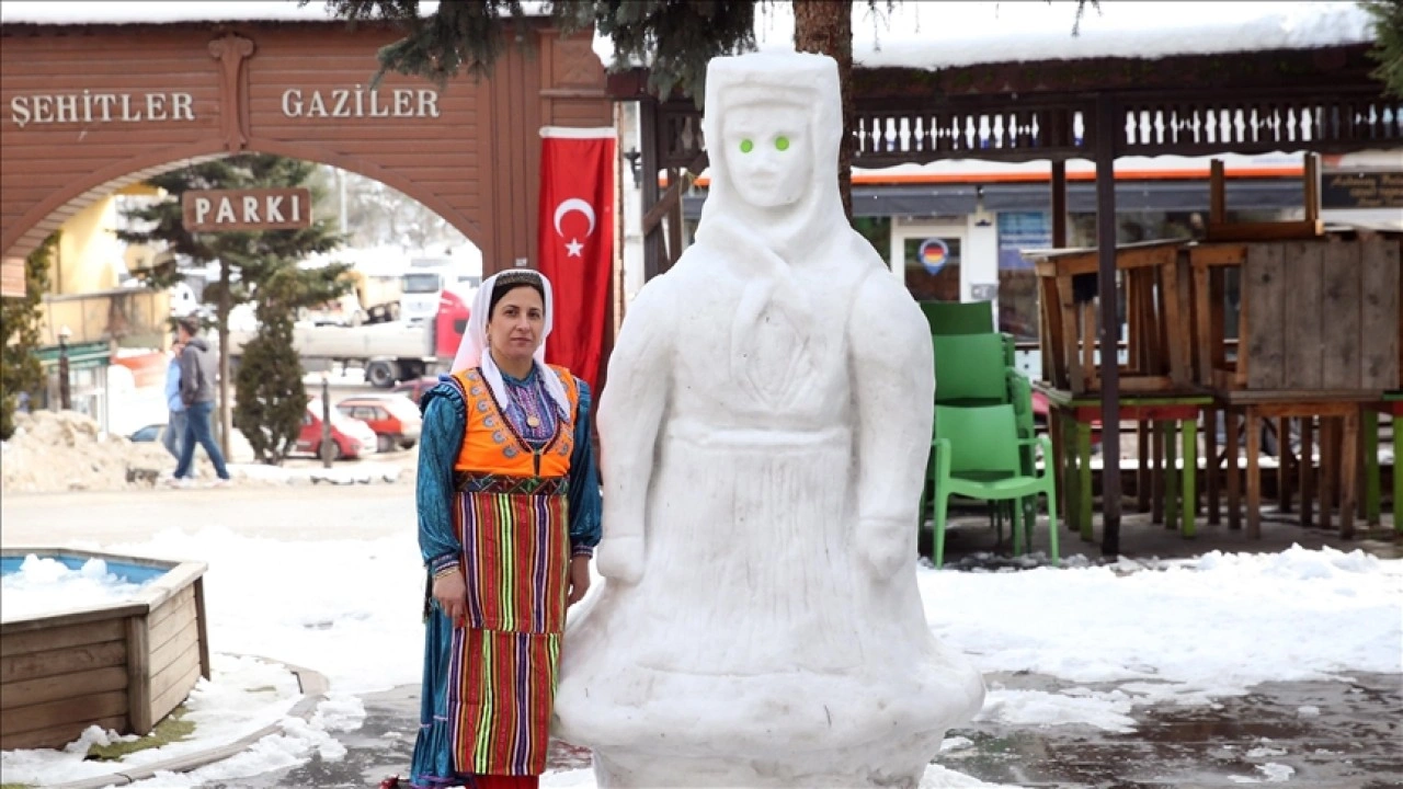 Kastamonulu esnaf yöre kadınının kardan heykelini yaptı