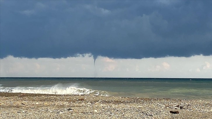 Kastamonu'nun Abana ve Cide ilçelerinde denizde oluşan hortum görüntülendi