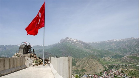 Kato Dağı'na 19 Mayıs kutlamaları kapsamında dev Türk bayrağı dikildi