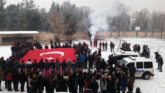 Kavga ihbarı için gelen polislere Türk bayraklı sürpriz