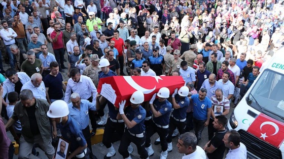 Kavgaya müdahale ederken şehit olan polis memuru toprağa verildi