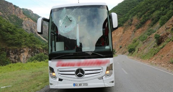 Kaya parçası otobüsün camından girip çıktı: 1 yaralı