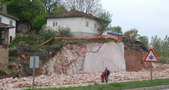 Kaya parçası üzerindeki evİ görenler şaşırıyor