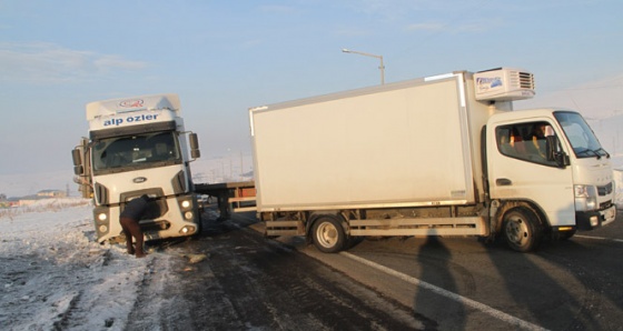 Kayan tır yolu kapattı, trafik durdu