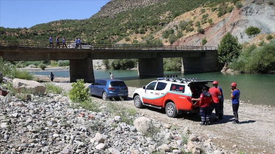 Kaybolan 4 yaşındaki Miraç'ın bulunması için çalışmalar Dicle Nehri kenarında sürüyor