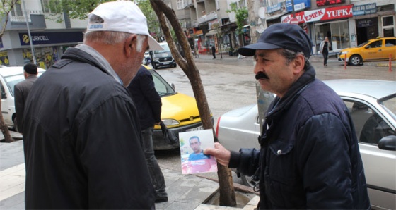 Kayıp oğlunu sokak sokak gezerek arıyor