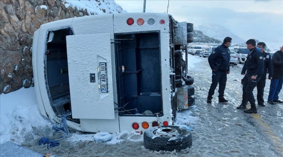 Kayseri'de Endonezyalı turistleri taşıyan midibüs devrildi: 25 yaralı